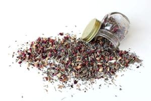 najbolji čajevi za pluća narodne medicine- prosuta teglica čaja