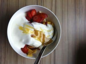jogurt za voćem savršen zdrav doručak na brzinu
