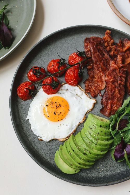 keto dijeta hrana u tanjru- jaja-avokado -slanina