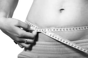 žena koja meri obim struka- medicinska dijeta za brzo mršavljenje 5kg za 5 dana